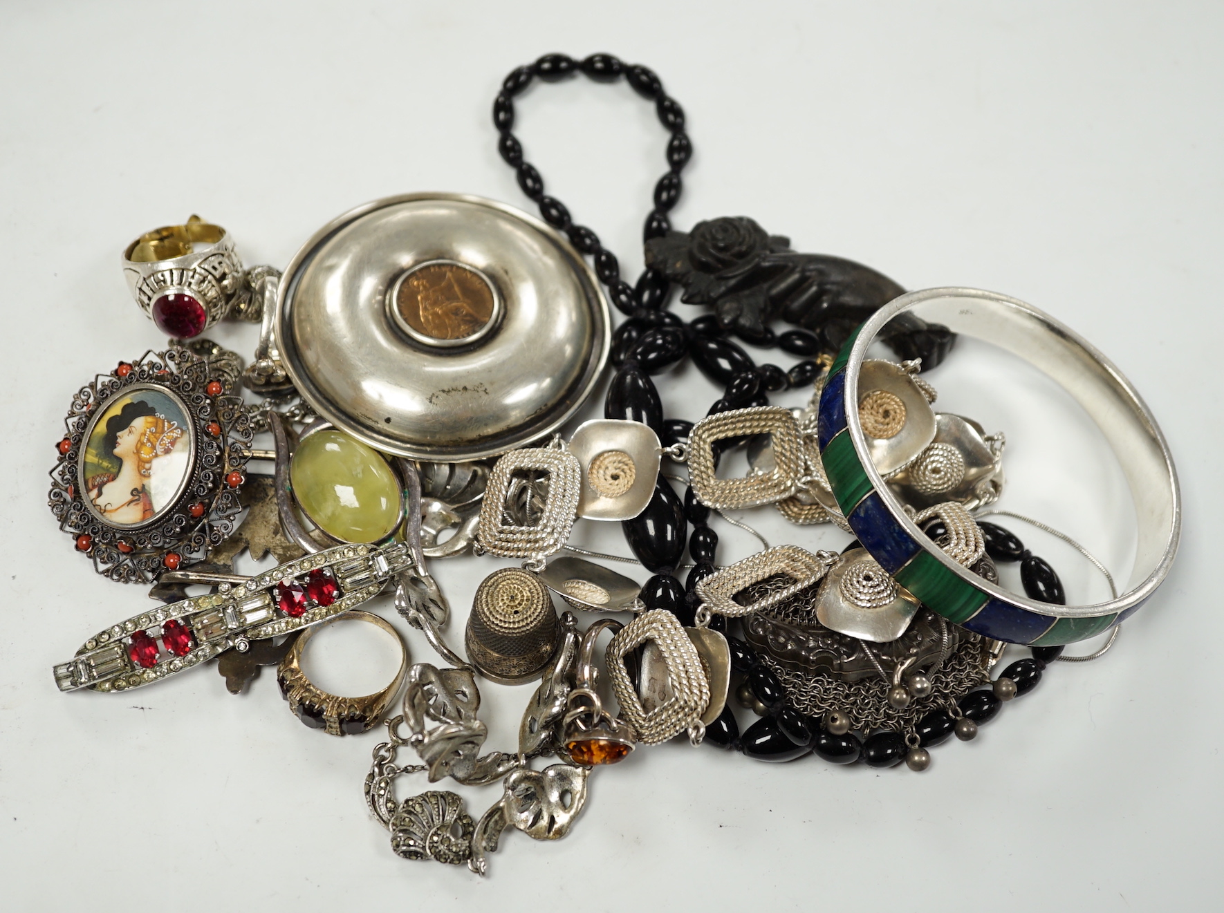 A group of assorted mainly silver and 925 jewellery, including a Georg Jensen twin dolphin brooch, 40mm, lockets, a Victorian yellow metal overlaid, carnelian and bloodstone set spinning fob, etc.